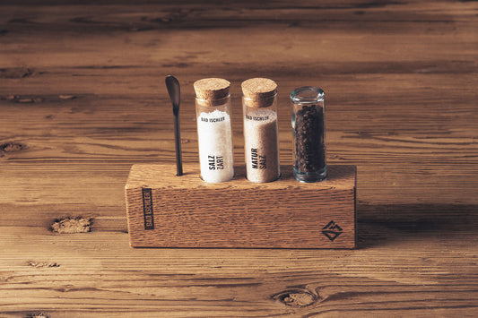 Bad Ischler Menage aus Holz mit Gläsern für Salzzart und Natursalz, Pfeffermühle und Löffel, befüllt