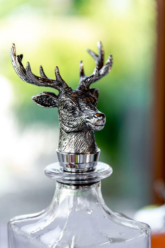 Glasflasche / Glaskaraffe mit Hirschkopf