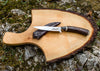 Jagdmesser mit Hirschhorngriff, Stahlklinge & Holzbrett