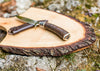 Jagdmesser mit Hirschhorngriff, Stahlklinge & Holzbrett